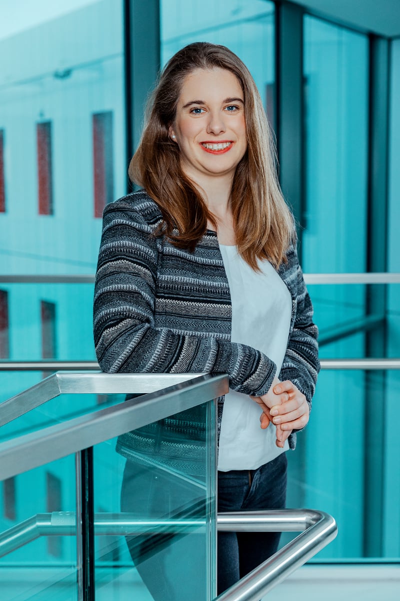 Portait von Alexandra Werner im Büro