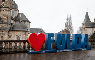 Fuldarer Herz (I-Love-Fulda-Sign) mit dem Dom im Hintergrund.