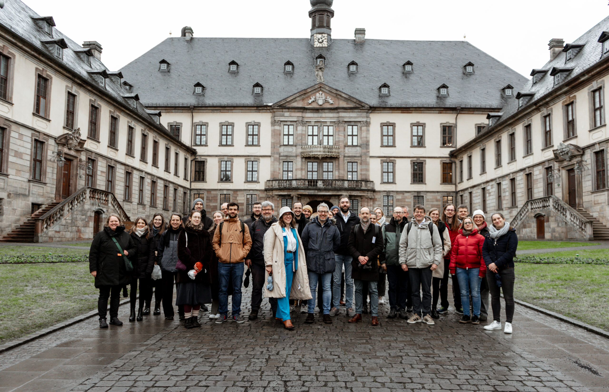 Gruppenbild der Teilnehmenden vor dem Schloss Fulda.