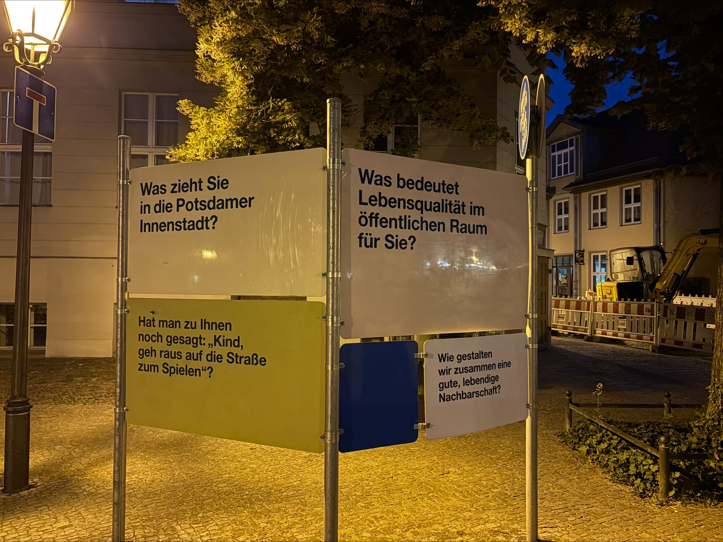Hinweisschild in Potsdamer Innenstadt zur Umgestaltung einer Straße – Vorderseite Vorderseite eines Hinweisschildes in Potsdamer Innenstadt zur Umgestaltung einer Straße.