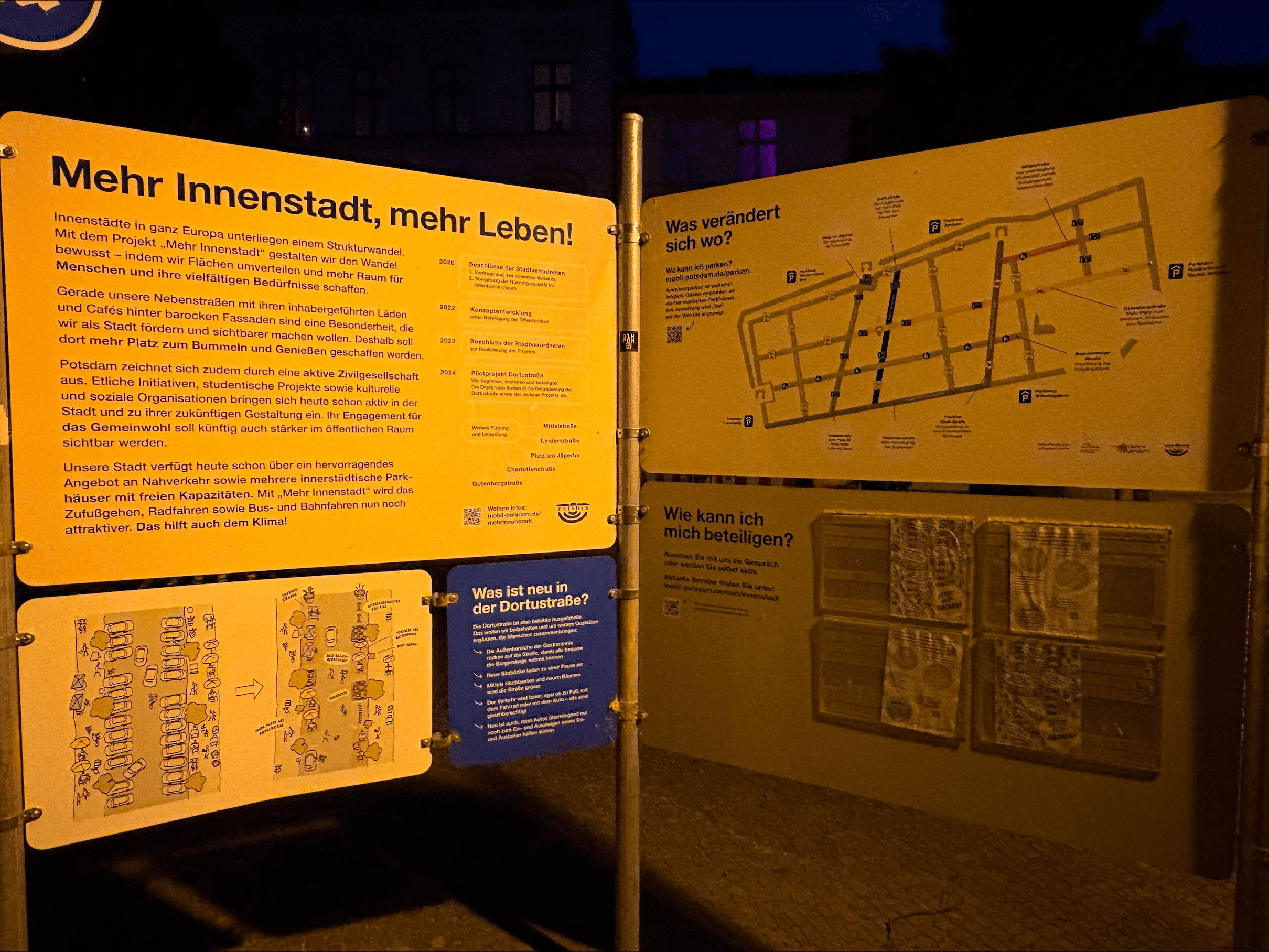 Hinweisschild in Potsdamer Innenstadt zur Umgestaltung einer Straße – Rückseite Rückseite eines Hinweisschild in Potsdamer Innenstadt zur Umgestaltung einer Straße.