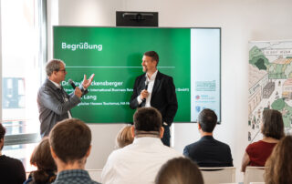 Herbert Lang (links) und Dr. David Eckensberger begrüßen die Teilnehmenden.