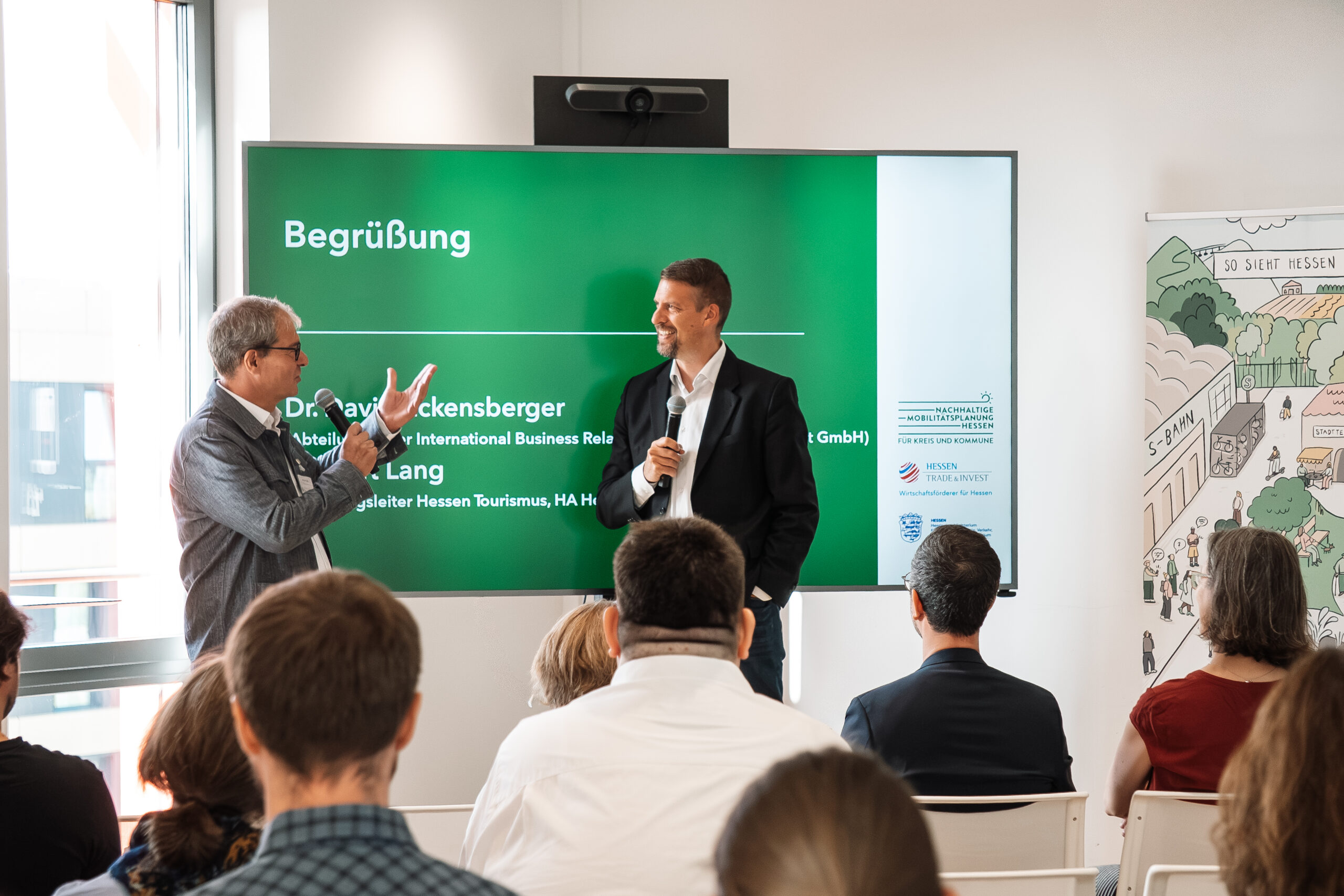 Herbert Lang (links) und Dr. David Eckensberger begrüßen die Teilnehmenden.