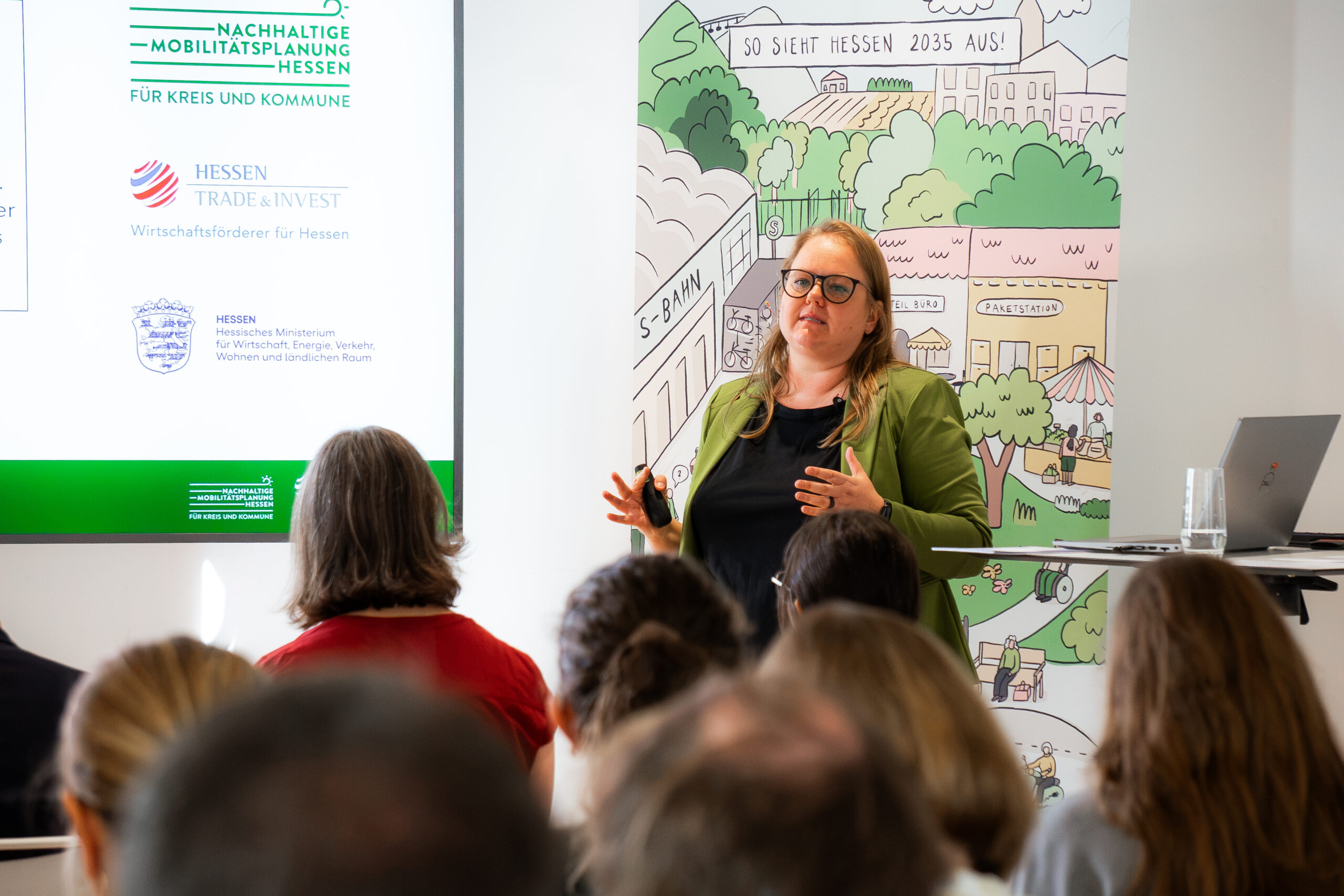 Susanne Fischell (Projektmanagerin im Fachzentrum) moderiert die Veranstaltung.