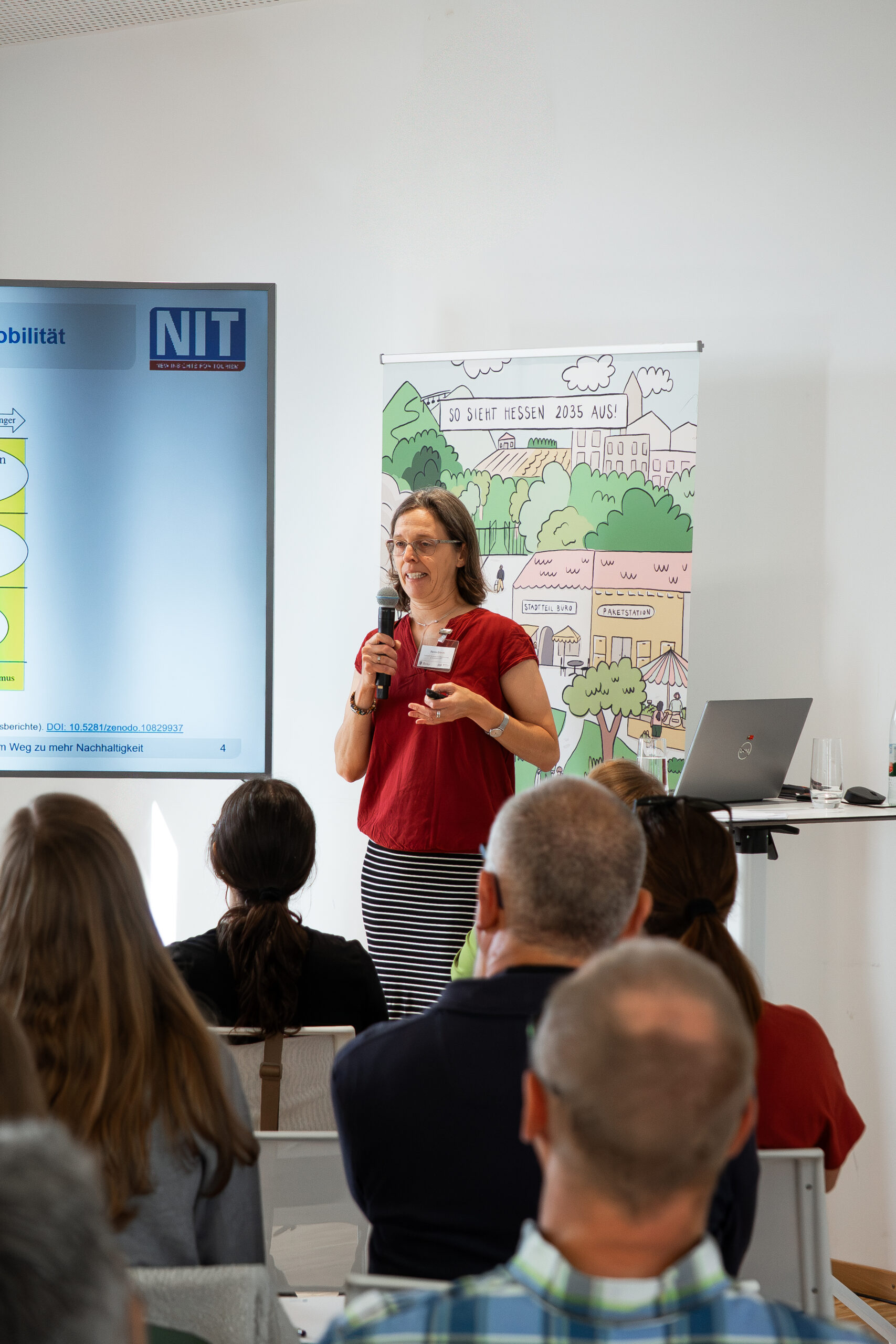 Bente Grimm (NIT – Institut für Tourismus- und Bäderforschung in Nordeuropa) gibt einen Einblick in das Thema „Touristische Mobilität – Nachfragedaten und Stellschrauben auf dem Weg zu mehr Nachhaltigkeit“. Bente Grimm (NIT – Institut für Tourismus- und Bäderforschung in Nordeuropa) hält einen Vortrag zum Thema „Touristische Mobilität – Nachfragedaten und Stellschrauben auf dem Weg zu mehr Nachhaltigkeit“.