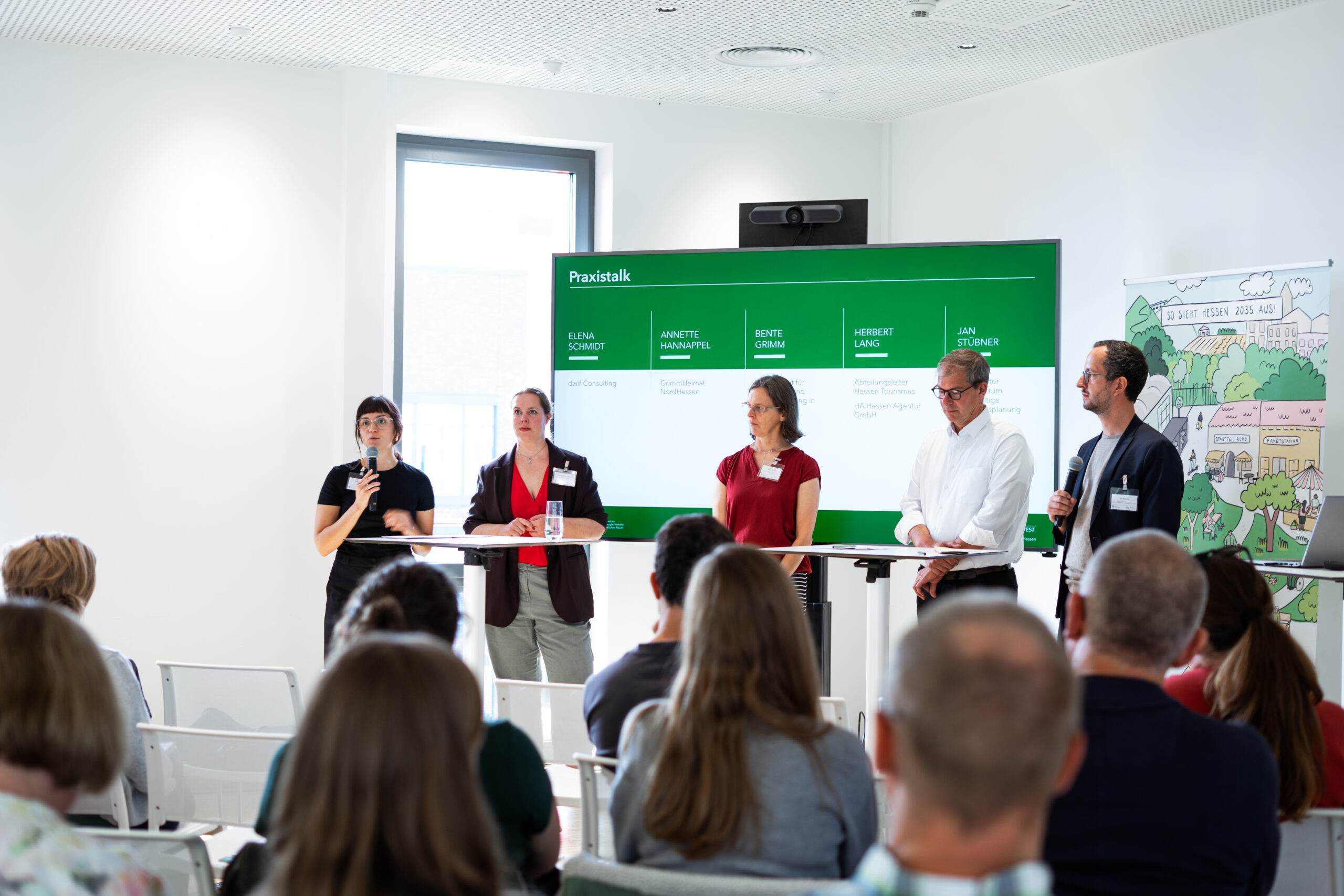 Praxistalk mit Elena Schmidt, Bente Grimm, Annette Hannappel und Herbert Lang – moderiert von Jan Stübner, Projektleiter des Fachzentrums (v. l. n. r.). Praxistalk mit Elena Schmidt, Annette Hannappel, Bente Grimm und Herbert Lang - moderiert von Jan Stübner, Projektleiter des Fachzentrums (v. l. n. r.).