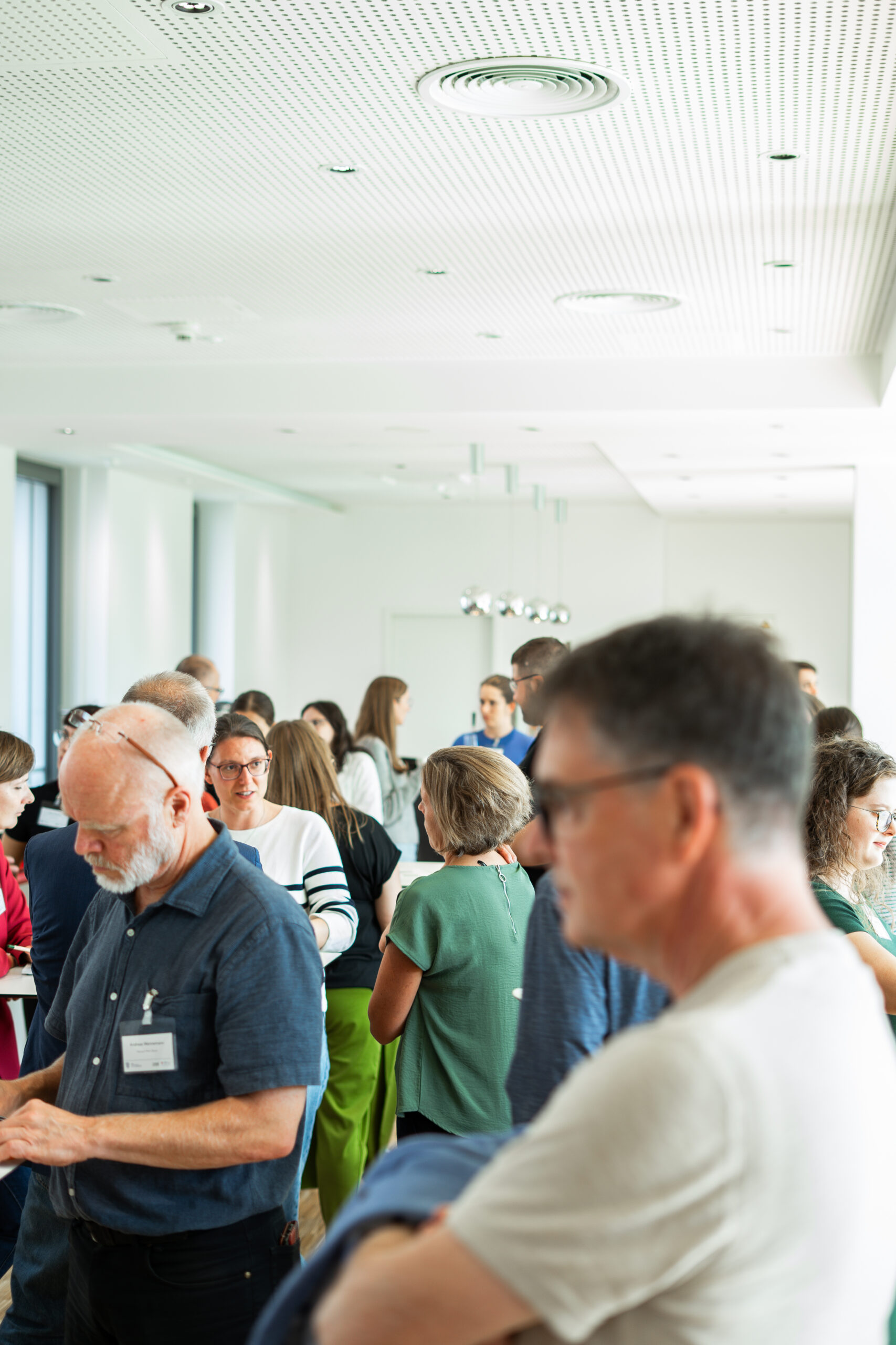 Teilnehmende tauschen sich aus. Teilnehmende tauschen sich aus.