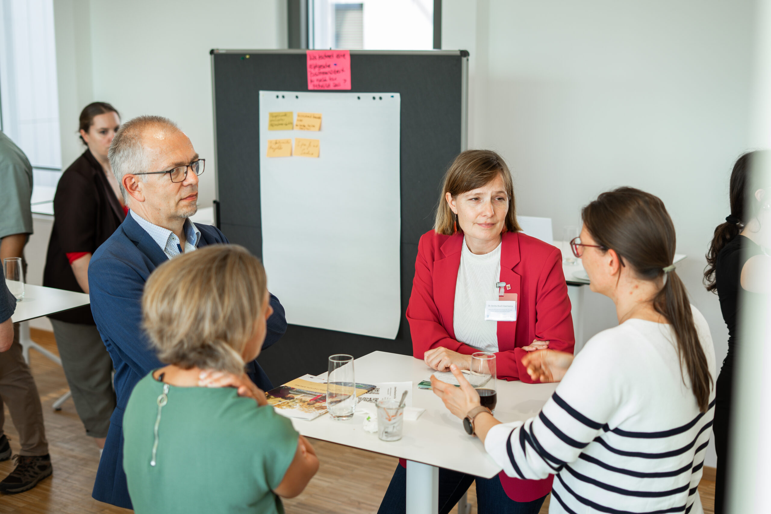 Teilnehmende tauschen sich aus. Teilnehmende netzwerken.